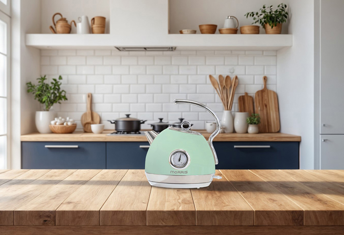 Απεικονίζεται ο βραστήρας σε έναν πάγκο κουζίνας.